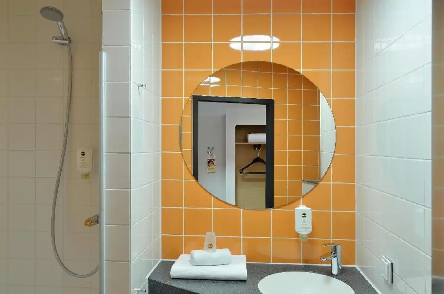 B&B HOTEL Frankfurt-Hbf Badezimmer