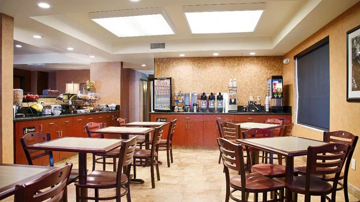 Best Western Exeter Inn & Suites Bar