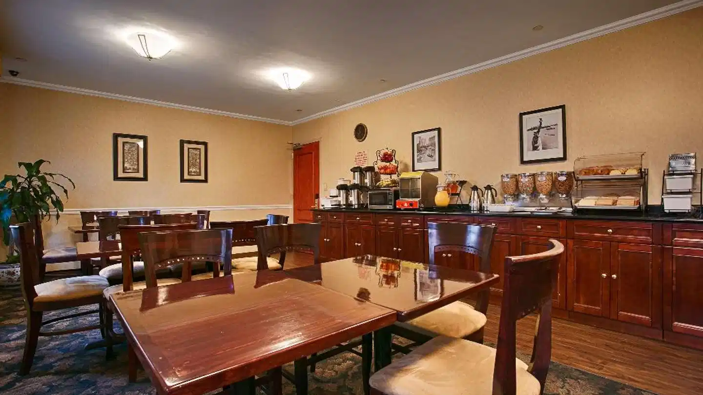 Best Western Queens Court Bar