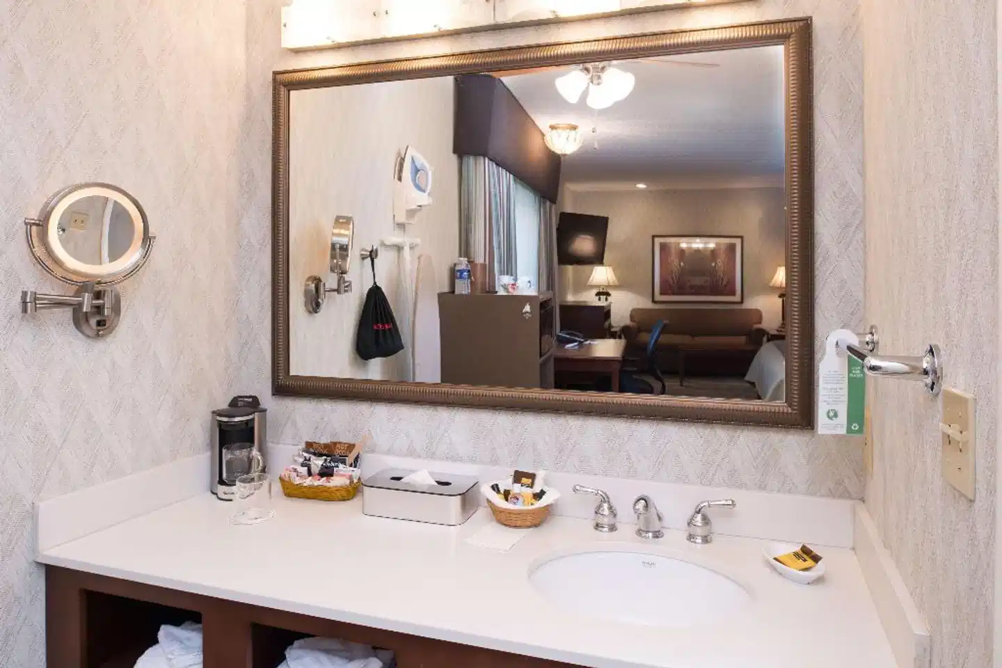 Best Western PLUS Black Oak Badezimmer