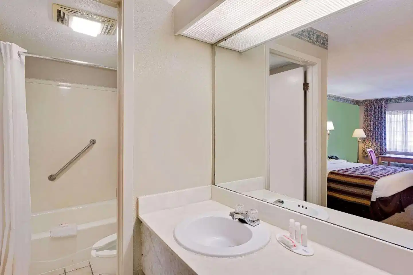 Days Inn & Suites by Wyndham Starkville Badezimmer