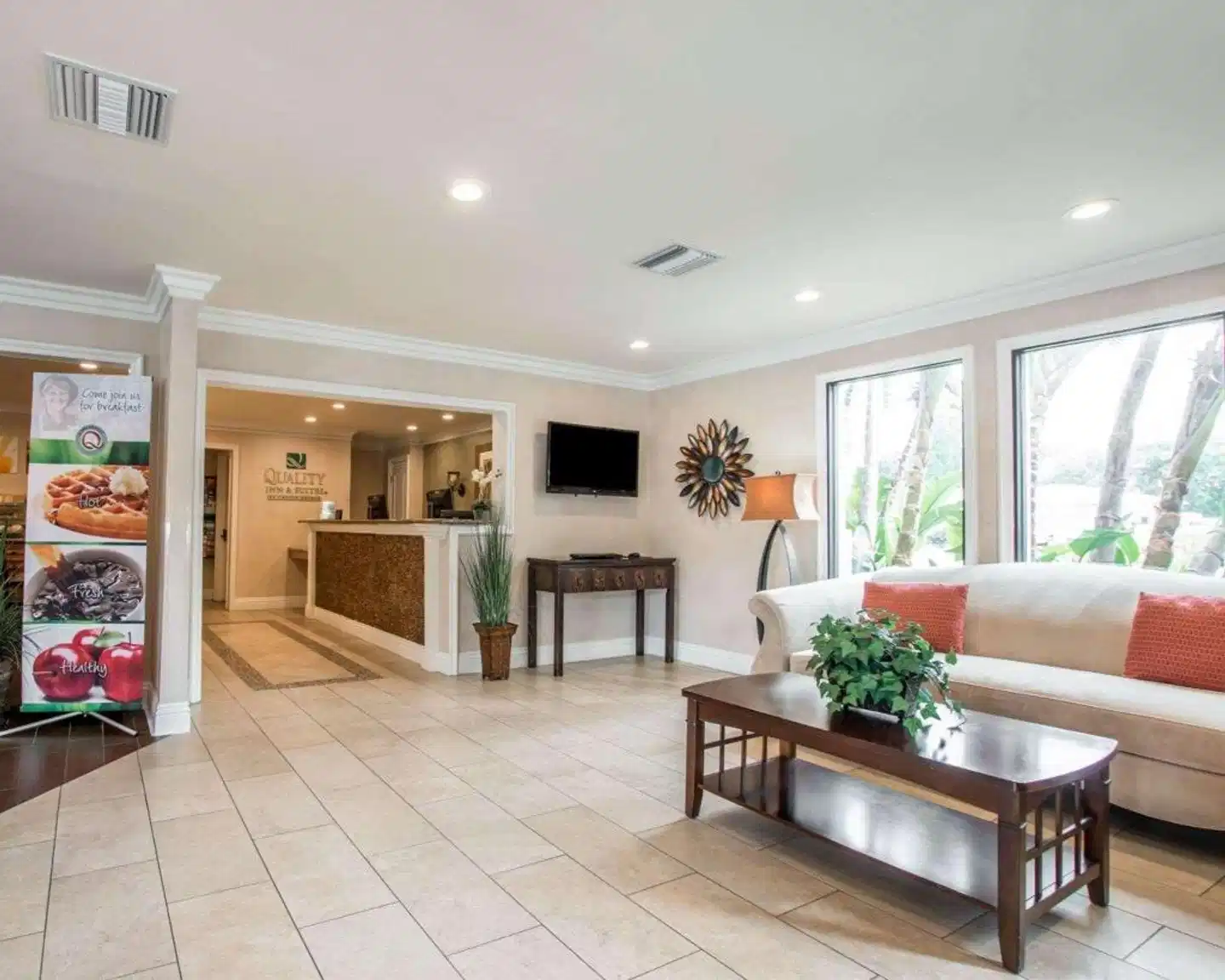 Quality Inn & Suites Anaheim Maingate Lobby