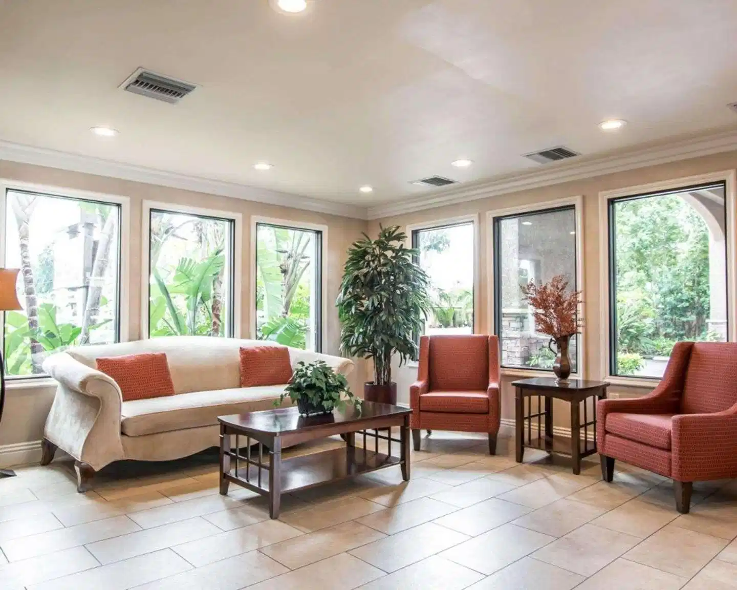 Quality Inn & Suites Anaheim Maingate Lobby