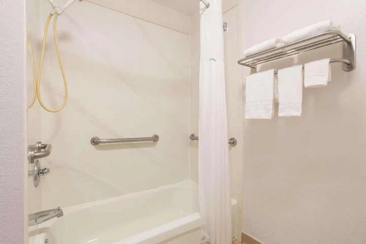 Days Inn & Suites Navarre Conference Center Badezimmer