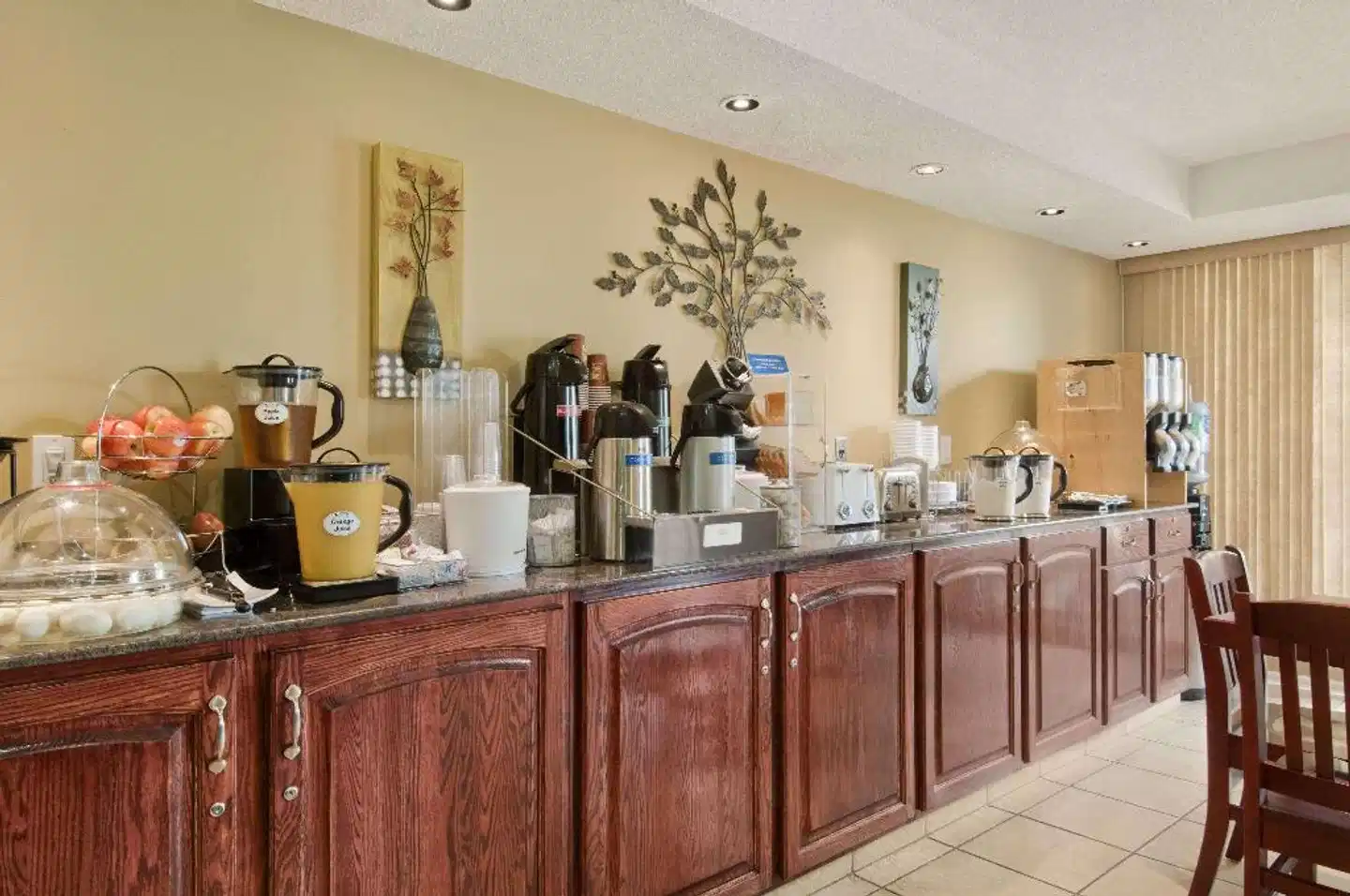 Travelodge Nanaimo Lobby