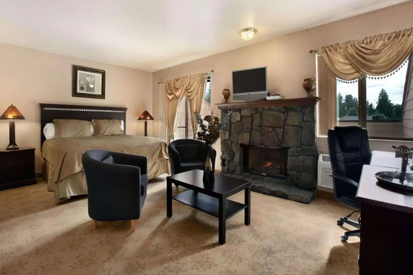 Howard Johnson by Wyndham Portland Airport Lobby