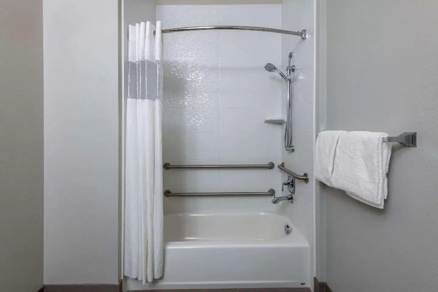 La Quinta Inn & Suites by Wyndham Fairbanks Airport Badezimmer