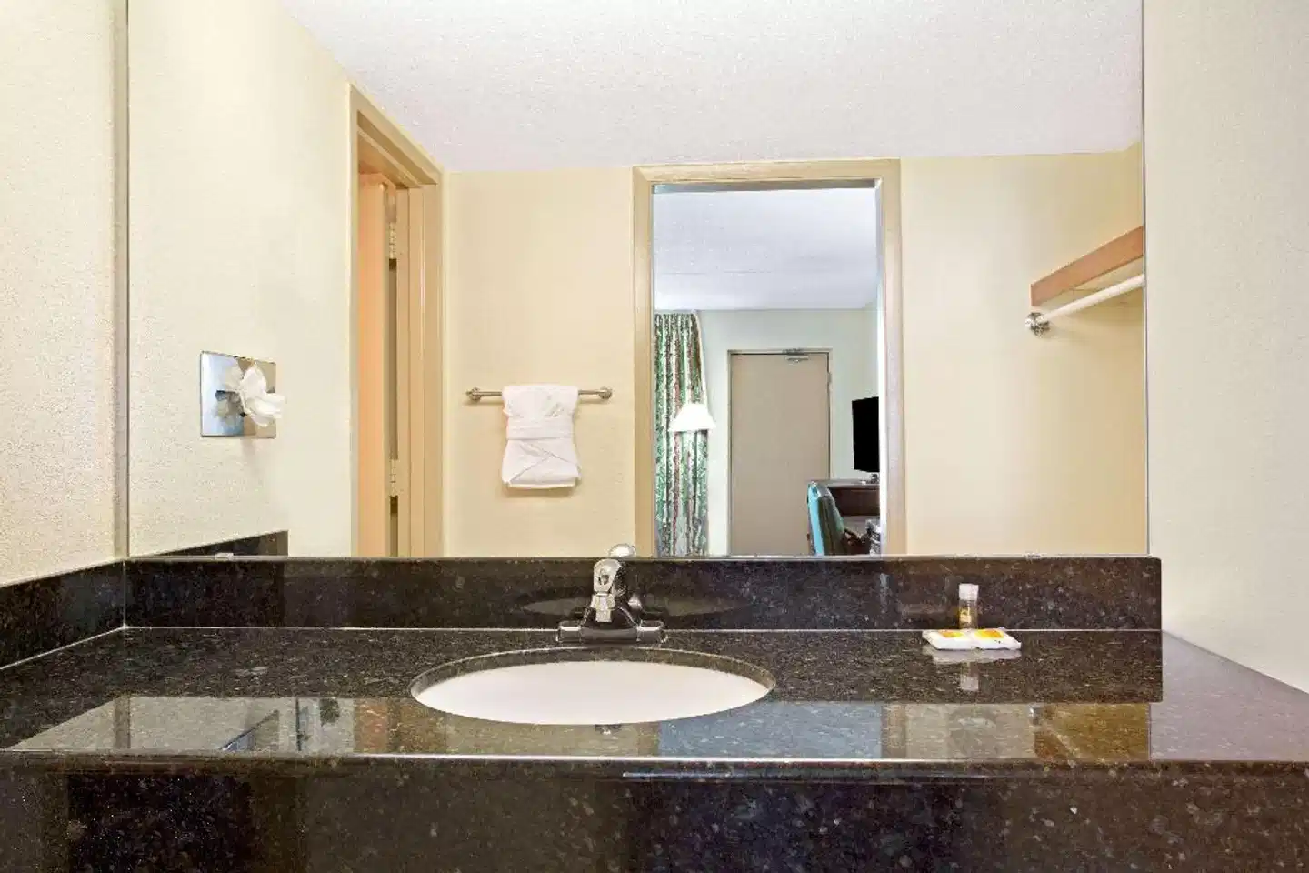 Days Inn by Wyndham Orlando Airport Florida Mall Badezimmer