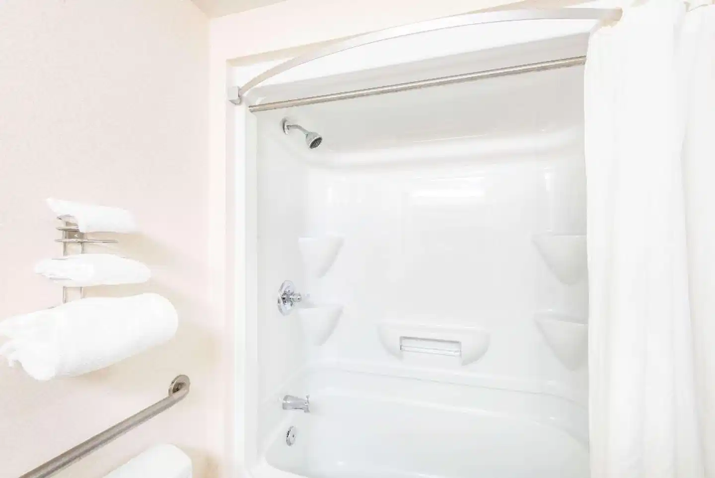 Super 8 by Wyndham Cornwall ON Badezimmer