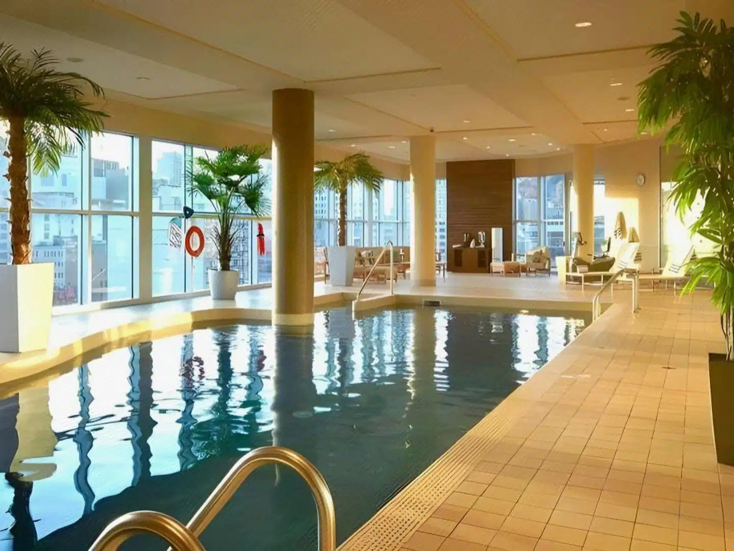 Le Crystal Montreal Hallenbad