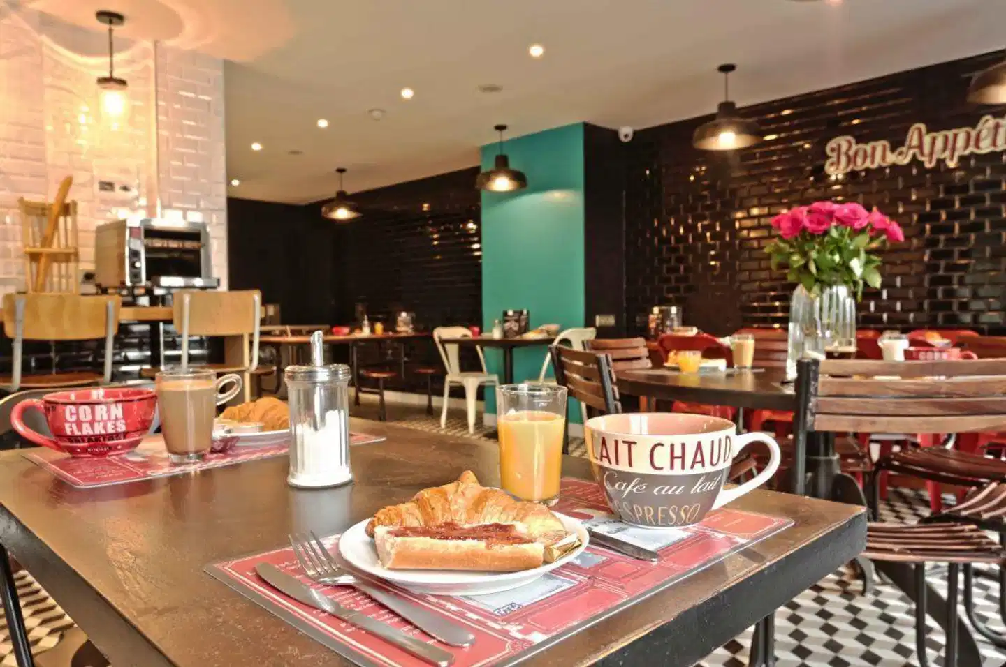 Arty Paris Hostel & Budget Hotel Restaurant