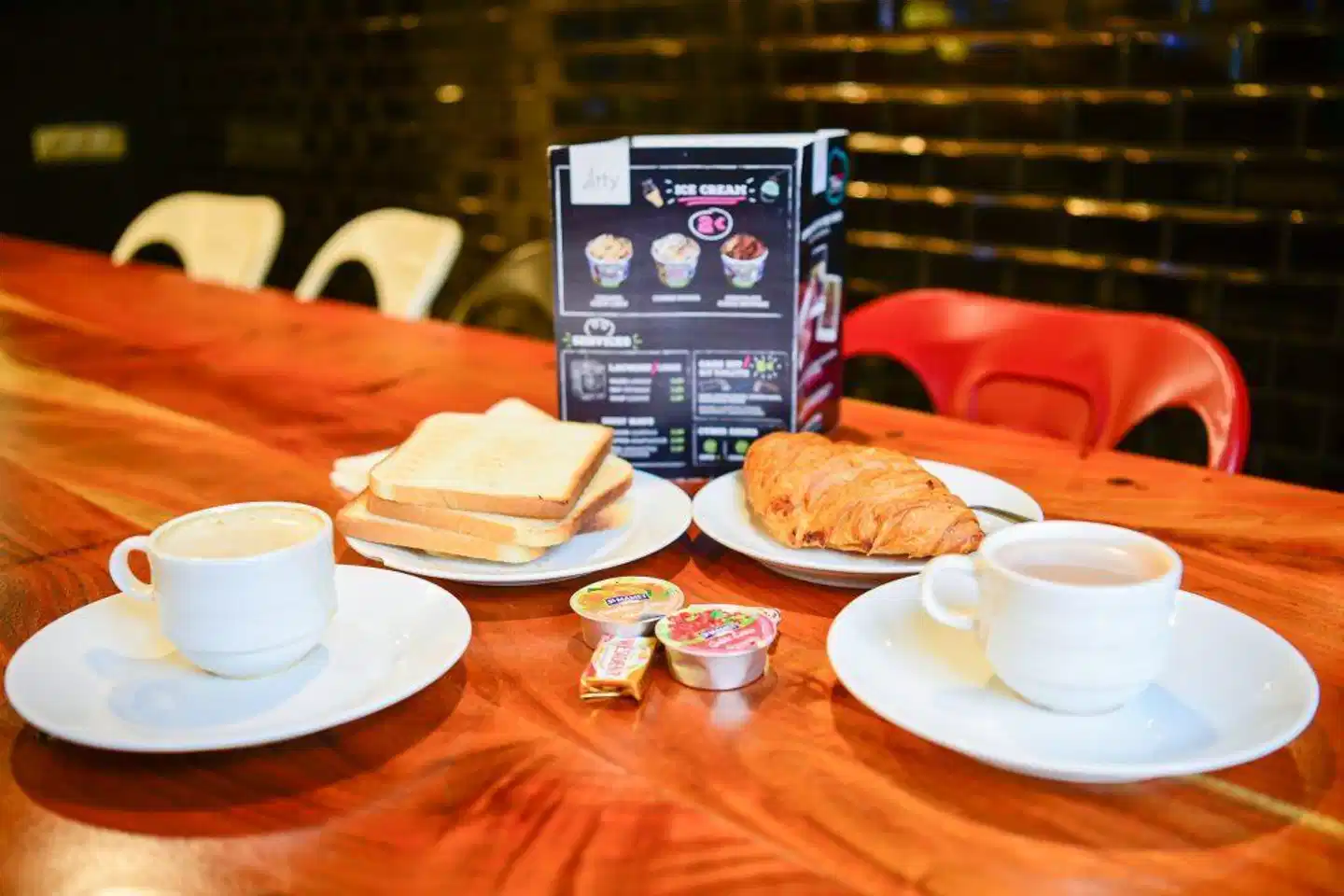 Arty Paris Hostel & Budget Hotel Restaurant