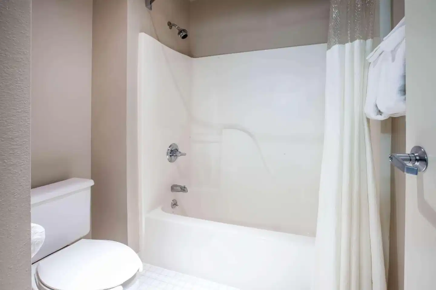 Baymont by Wyndham Mackinaw City Badezimmer