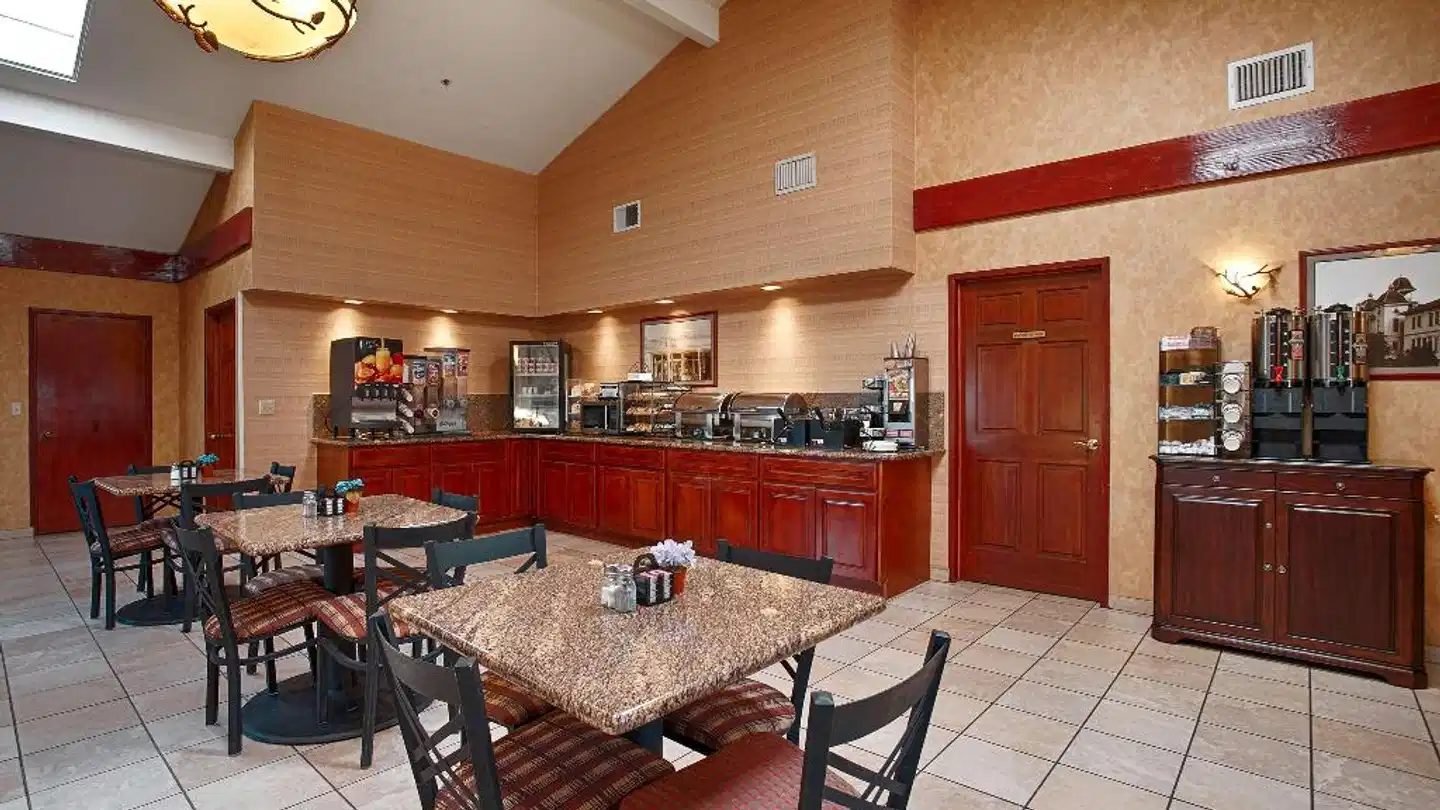 Best Western PLUS Forest Park Inn Bar