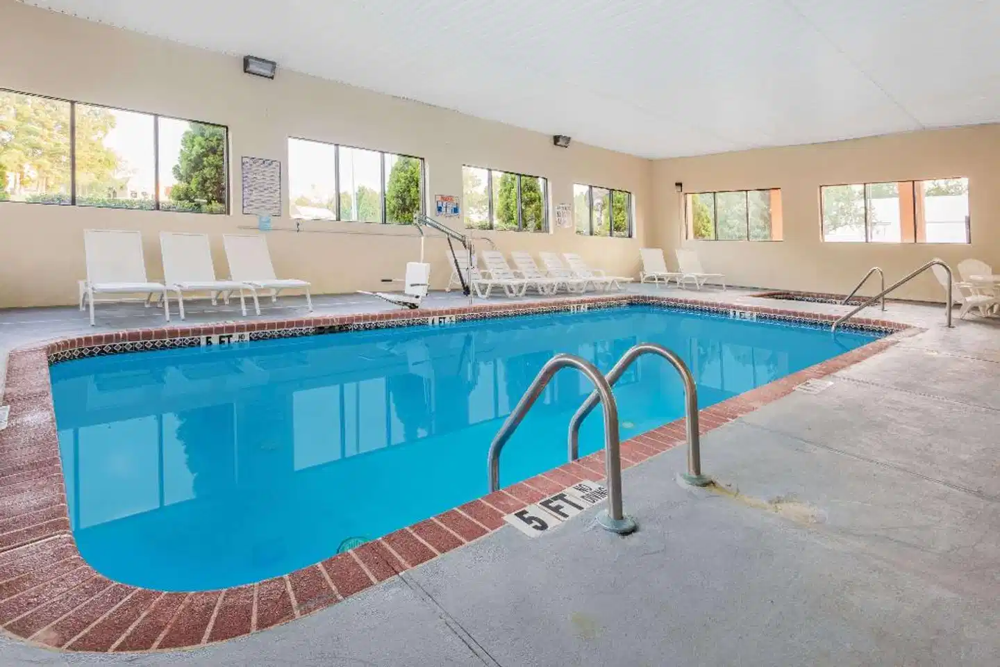 Days Inn & Suites by Wyndham Norcross Hallenbad