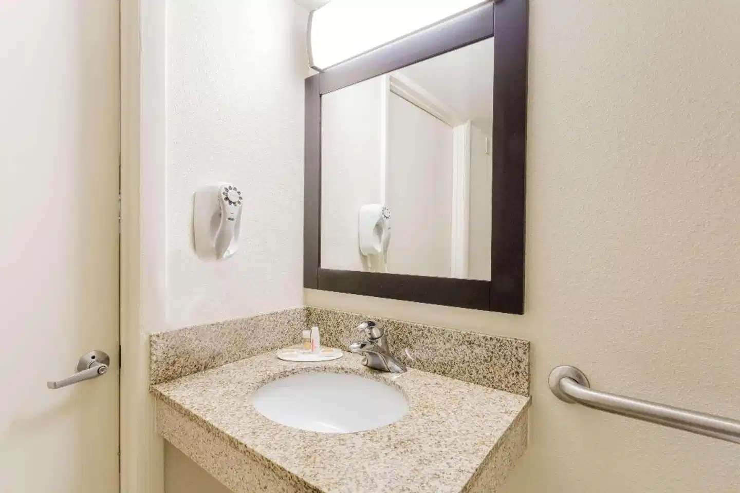 Days Inn by Wyndham Camp Springs/Andrews AFB DC Area Badezimmer