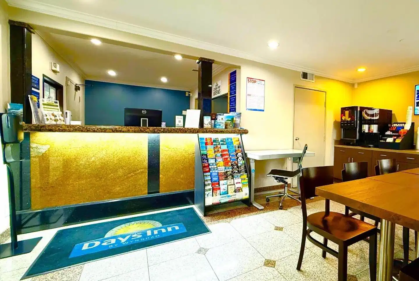 Days Inn by Wyndham Los Angeles LAX/Redondo & Manhattan Bch Lobby