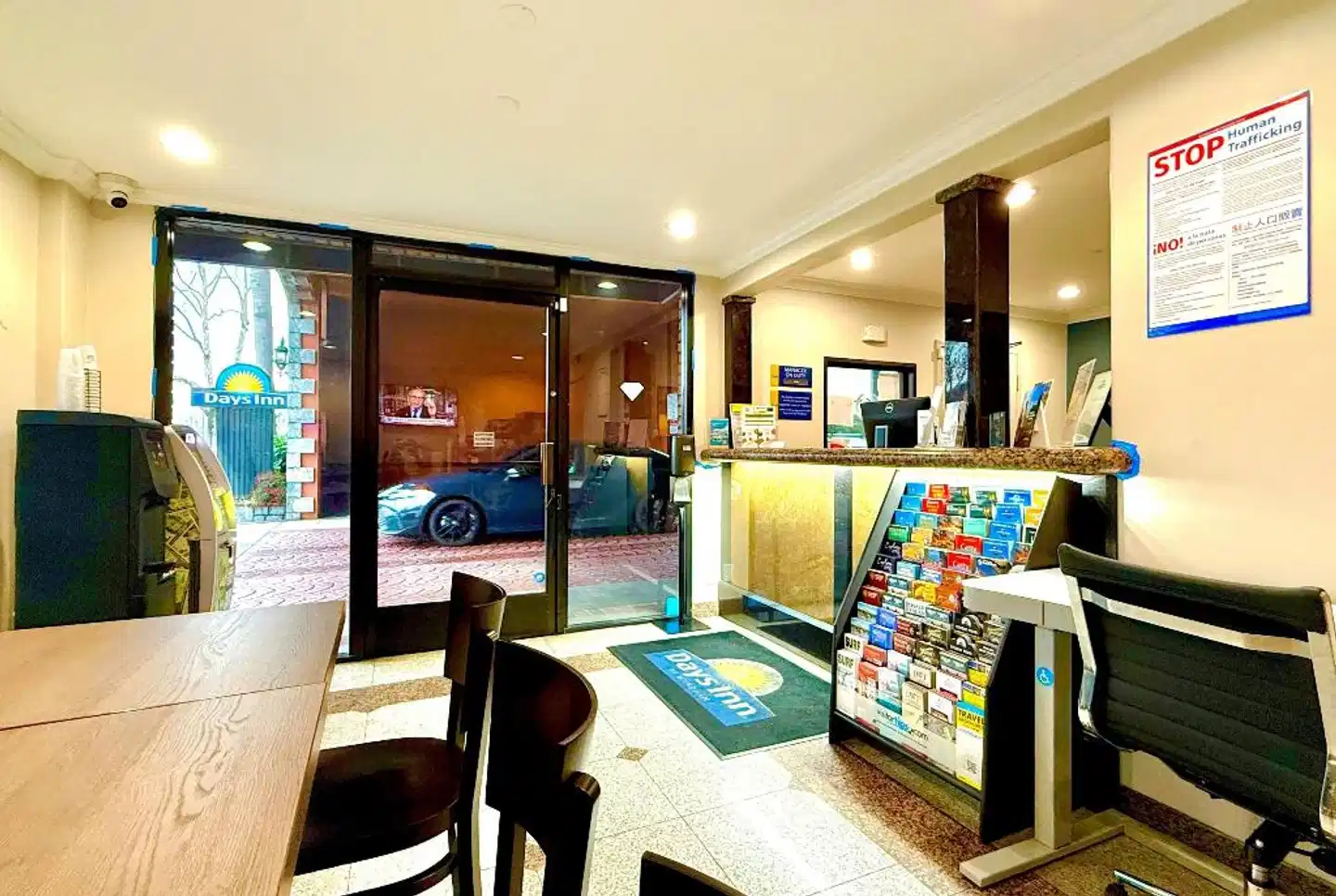 Days Inn by Wyndham Los Angeles LAX/Redondo & Manhattan Bch Bar