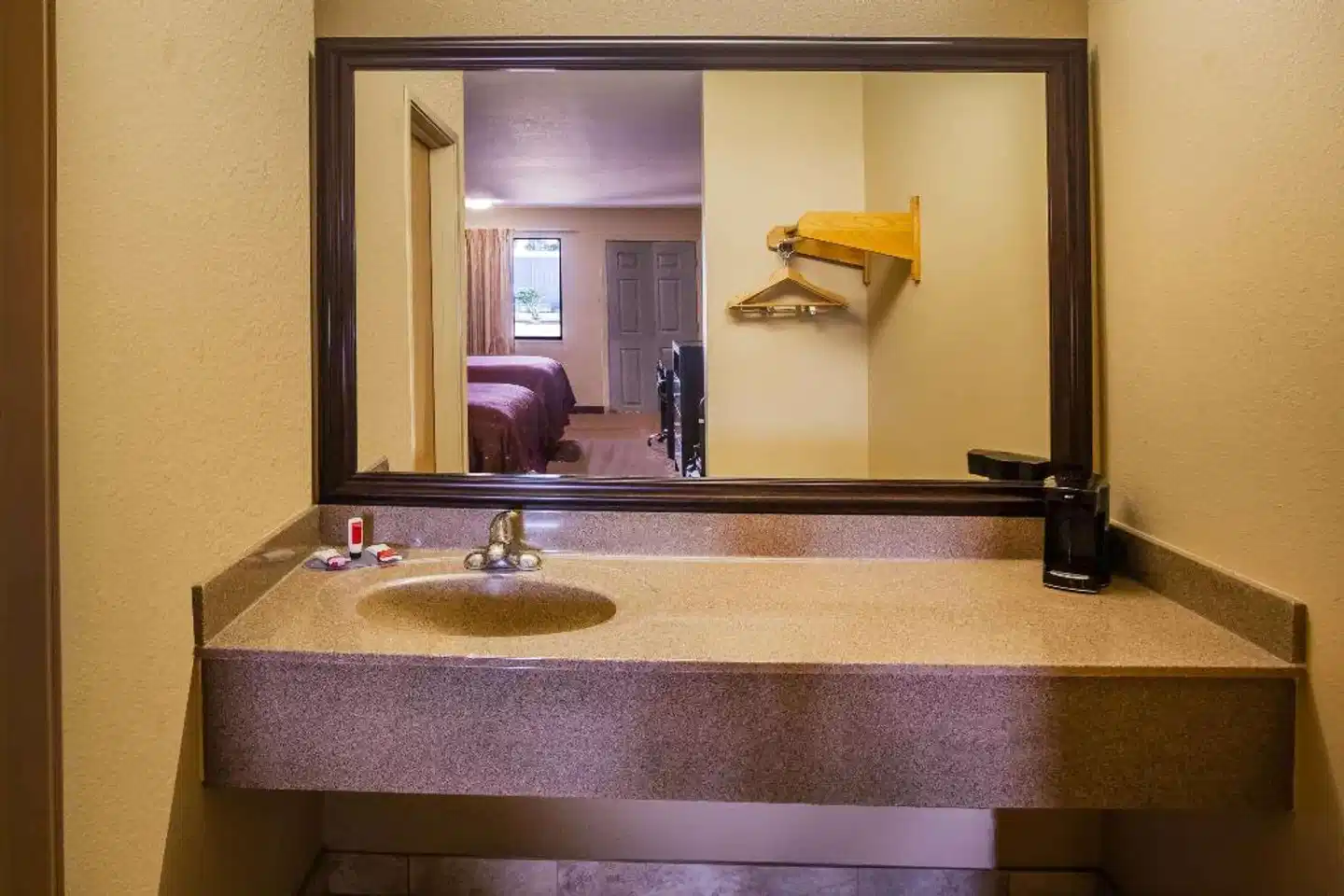 Days Inn by Wyndham Sulphur LA Badezimmer