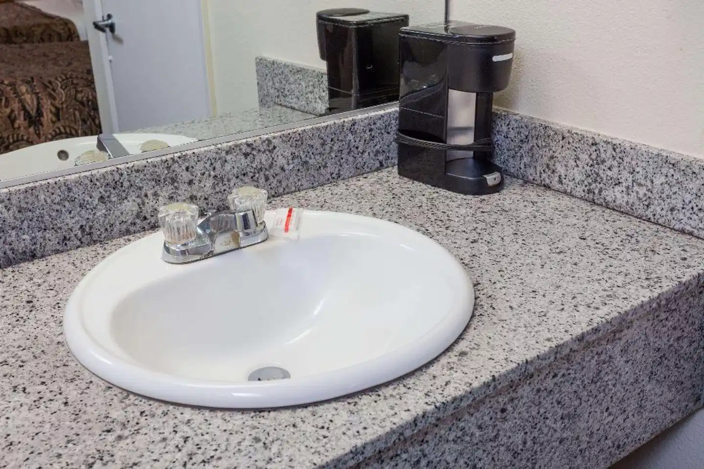 Days Inn by Wyndham Anaheim West Badezimmer