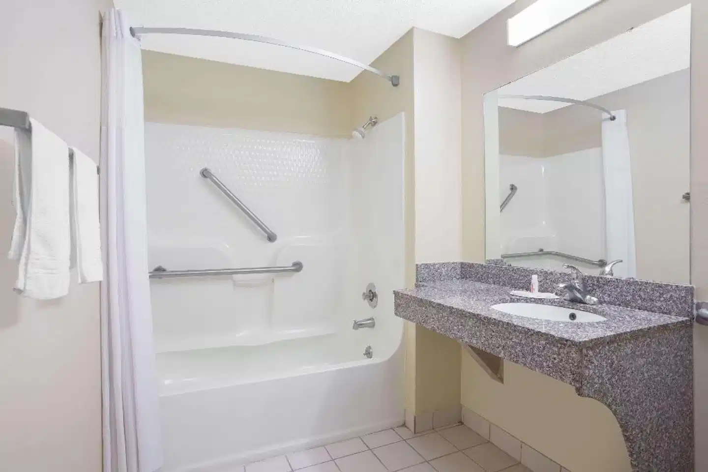 Days Inn by Wyndham Dublin GA Badezimmer