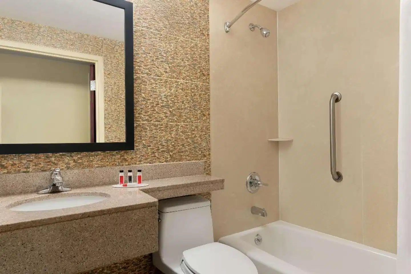 Days Inn by Wyndham Brooklyn Badezimmer