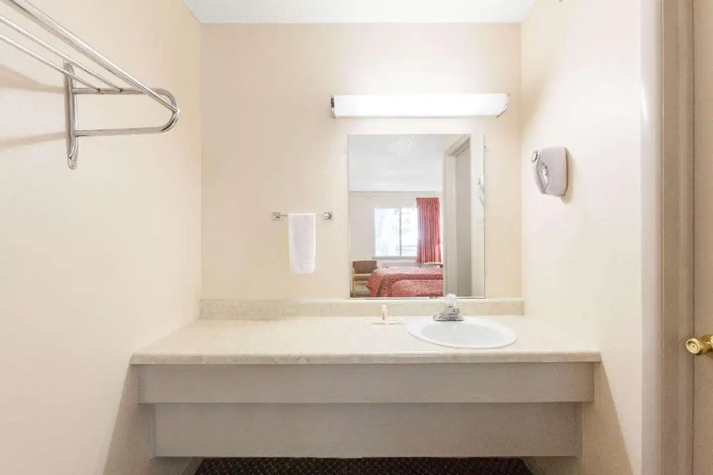 Days Inn by Wyndham Eureka Springs Badezimmer