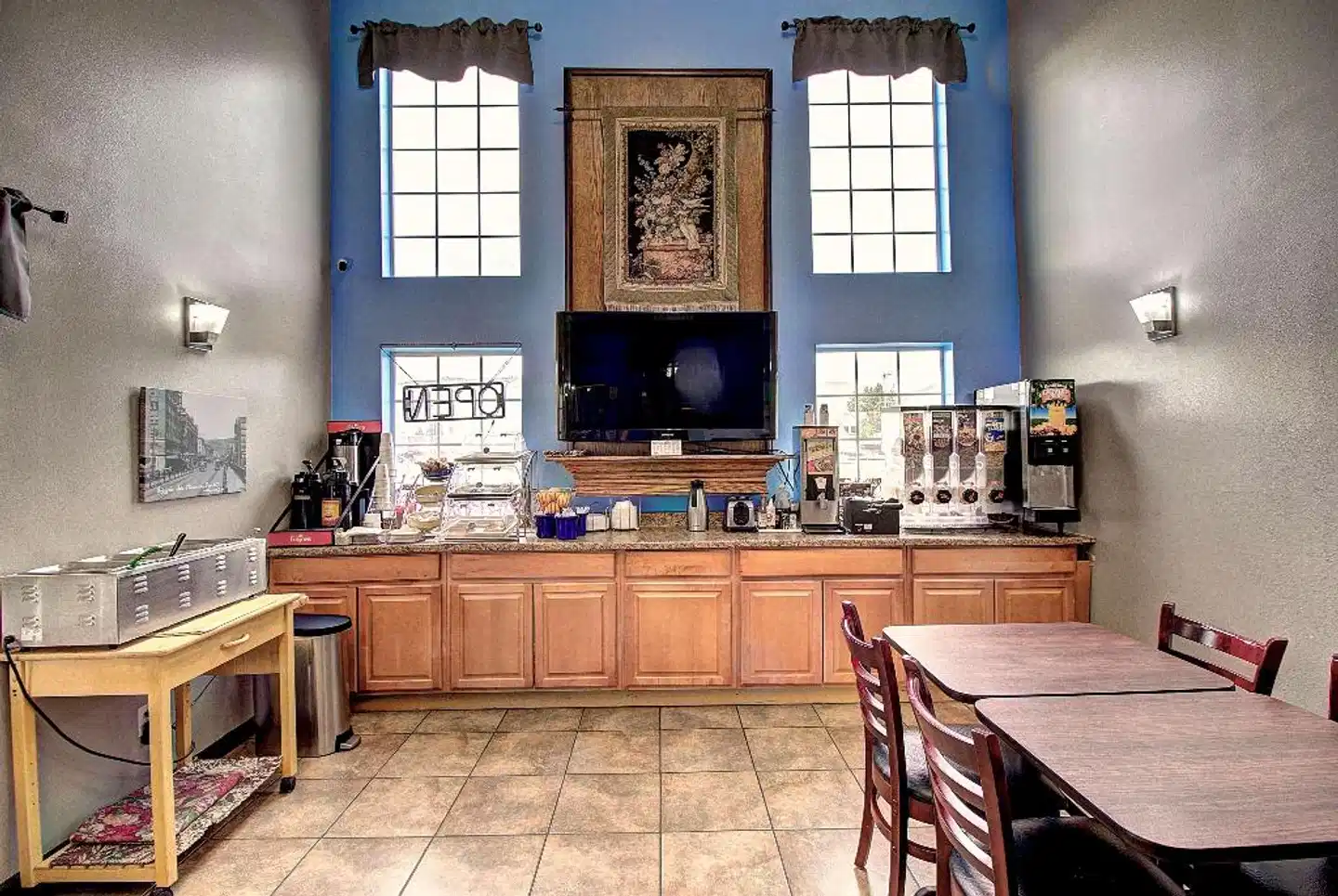 Days Inn & Suites by Wyndham Lolo Lobby