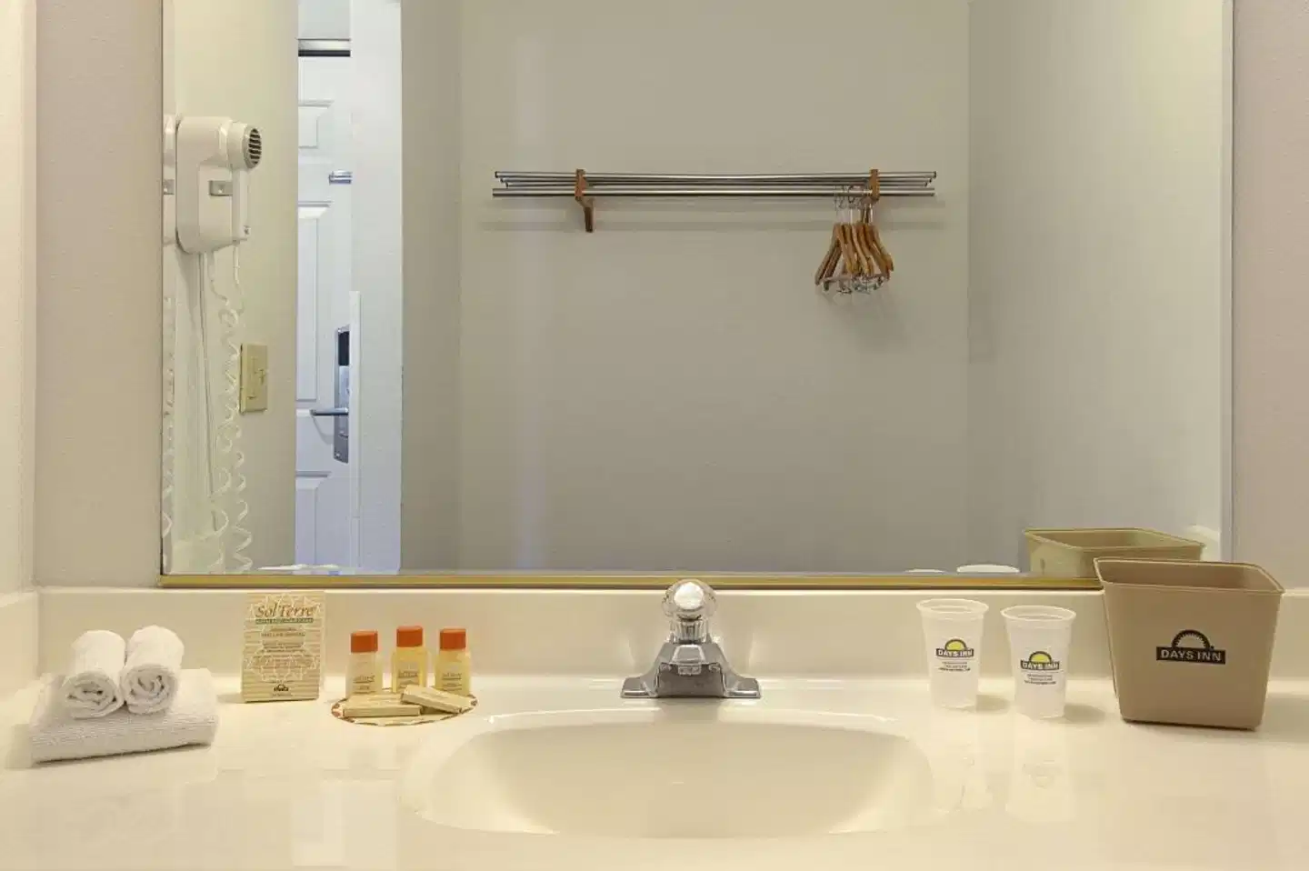 Days Inn & Suites by Wyndham Lolo Badezimmer