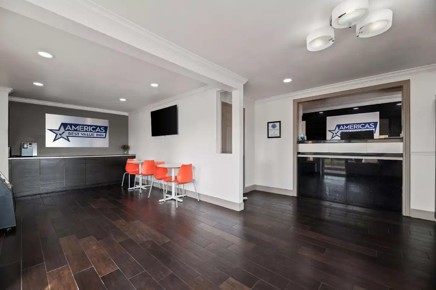 Howard Johnson by Wyndham Airport Florida Mall Lobby