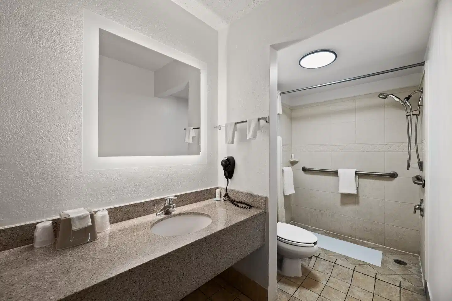 Howard Johnson by Wyndham Airport Florida Mall Badezimmer