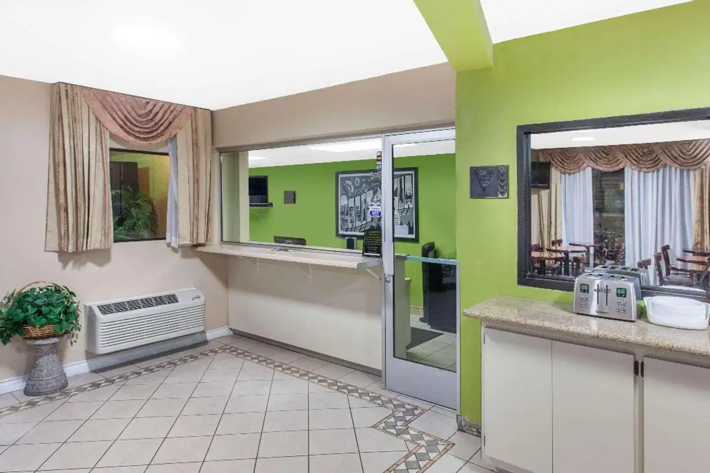 Super 8 by Wyndham, Los Angeles/Alhambra Lobby