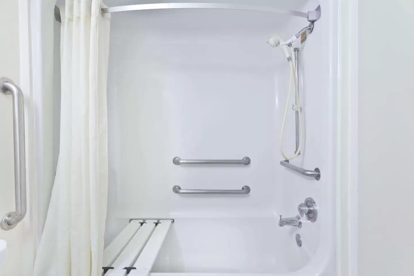 Super 8 by Wyndham Melbourne Badezimmer