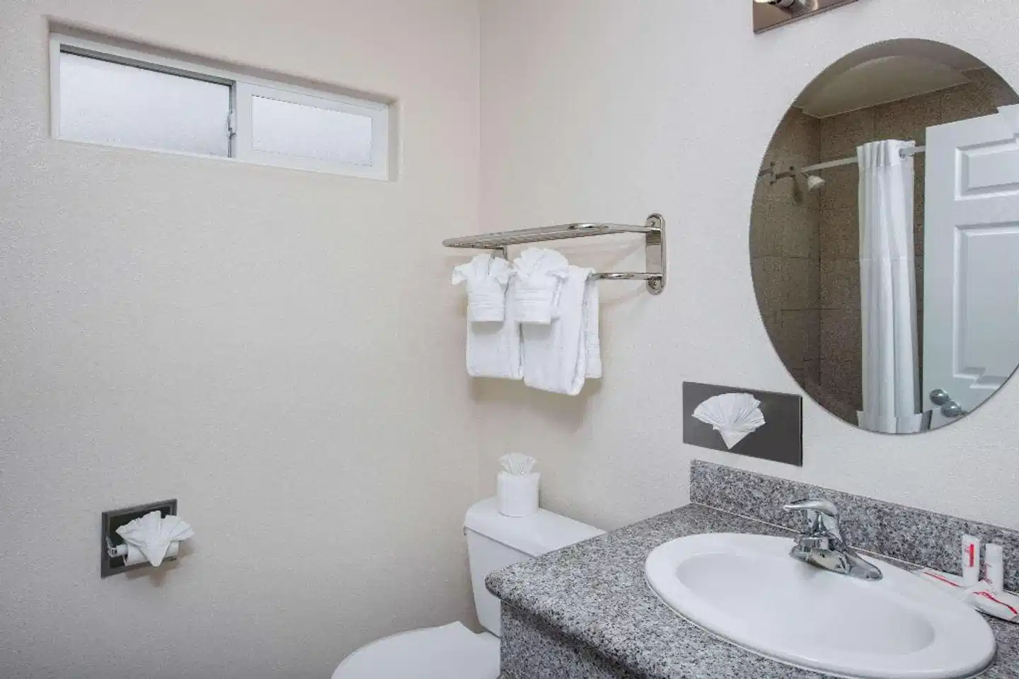 Super 8 by Wyndham Monterey Badezimmer