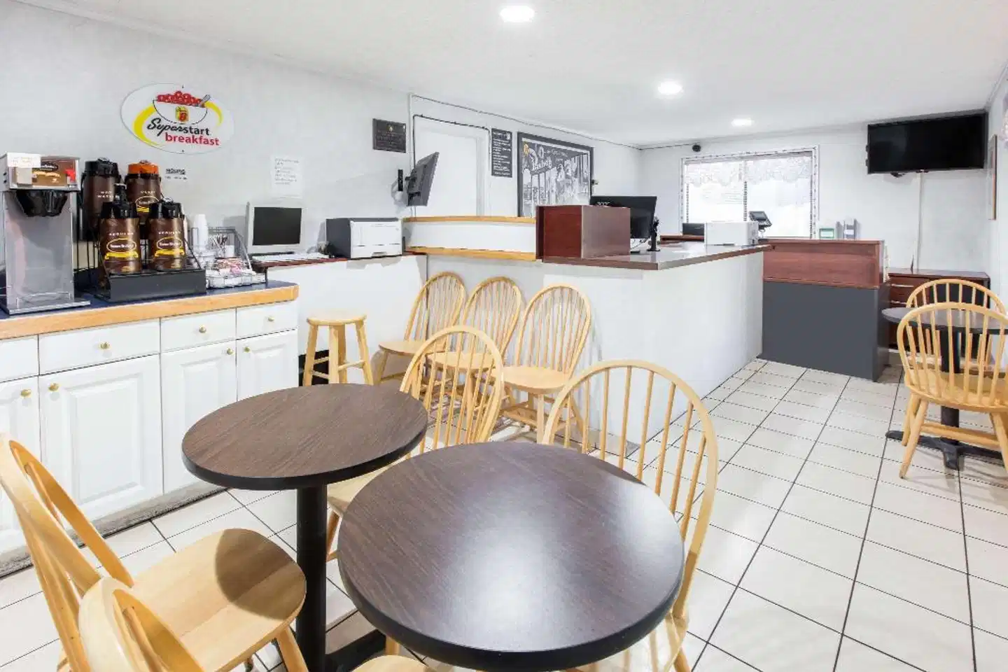 Super 8 by Wyndham Bishop Bar