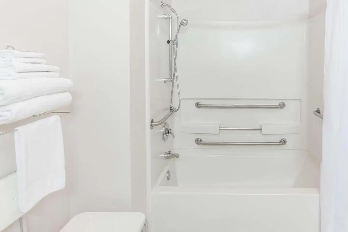 Super 8 by Wyndham Roseburg Badezimmer