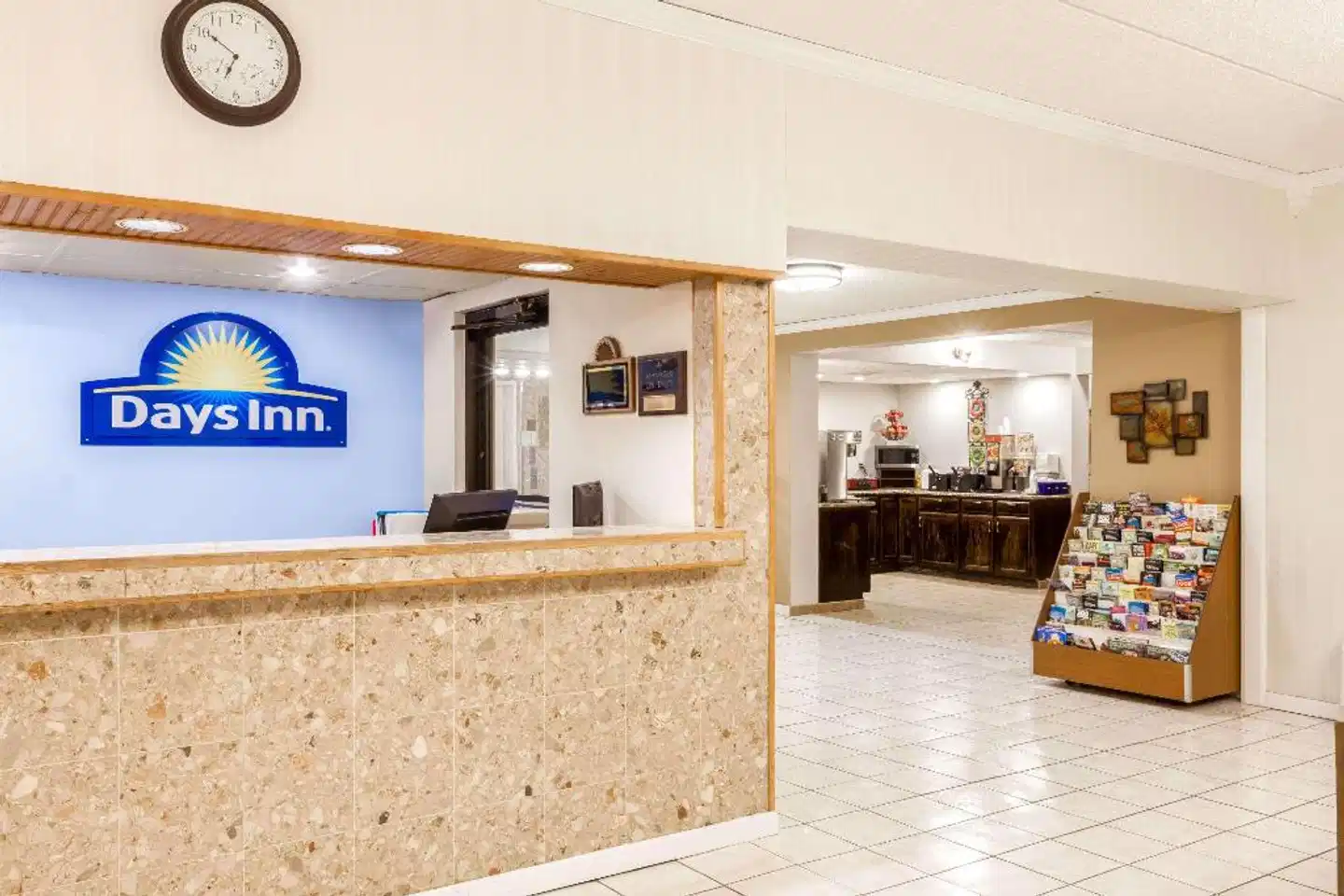 Days Inn by Wyndham Syracuse Lobby