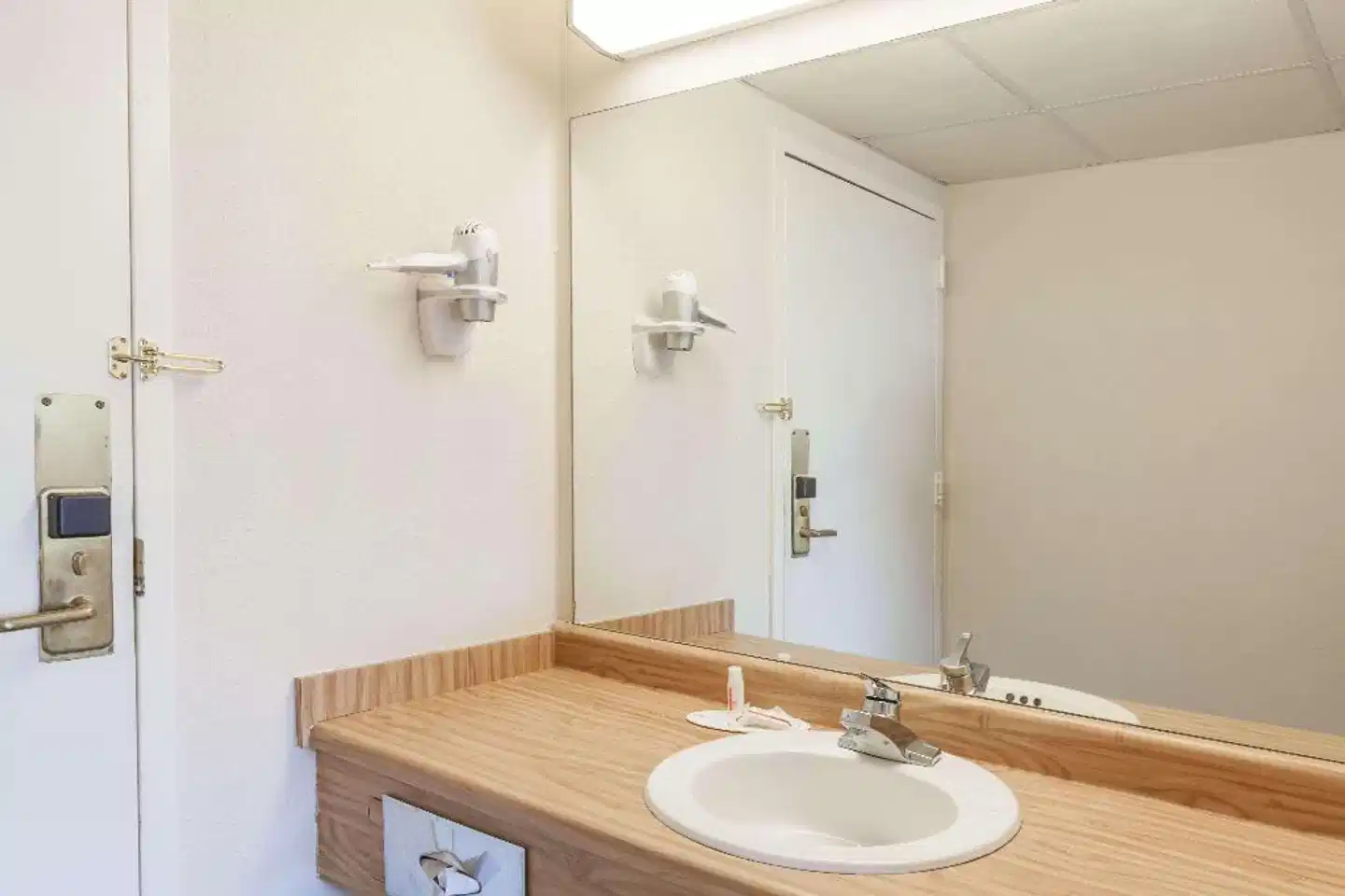 Days Inn by Wyndham Syracuse Badezimmer