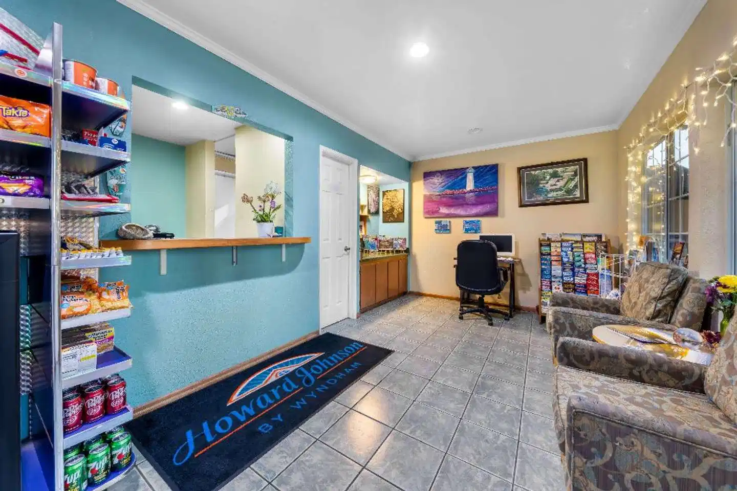 Howard Johnson by Wyndham Santa Cruz Beach Boardwalk Lobby