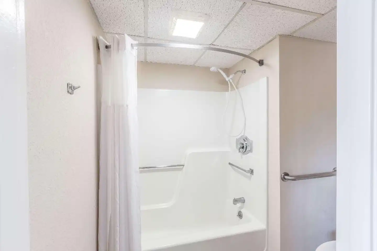 Days Inn by Wyndham Syracuse Badezimmer