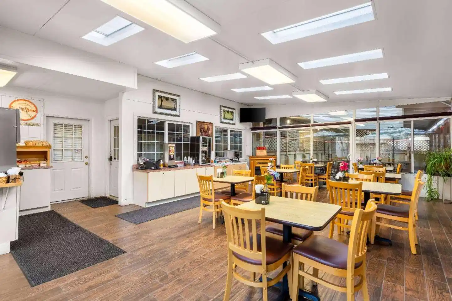 Howard Johnson by Wyndham Santa Cruz Beach Boardwalk Bar