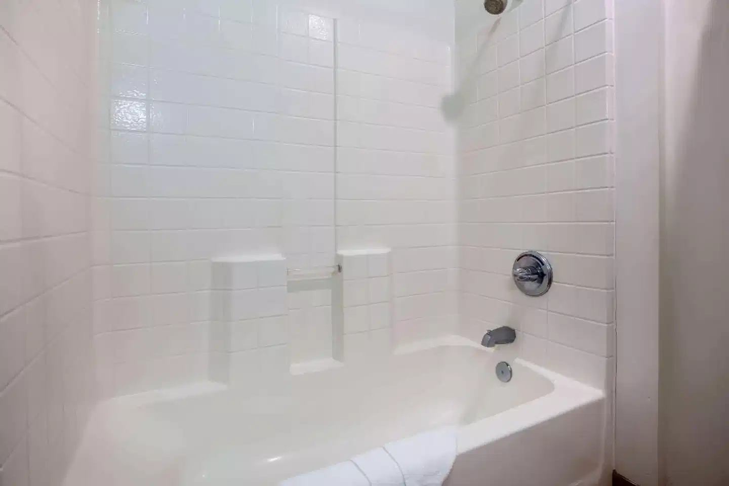 Travelodge by Wyndham Red Bluff Badezimmer