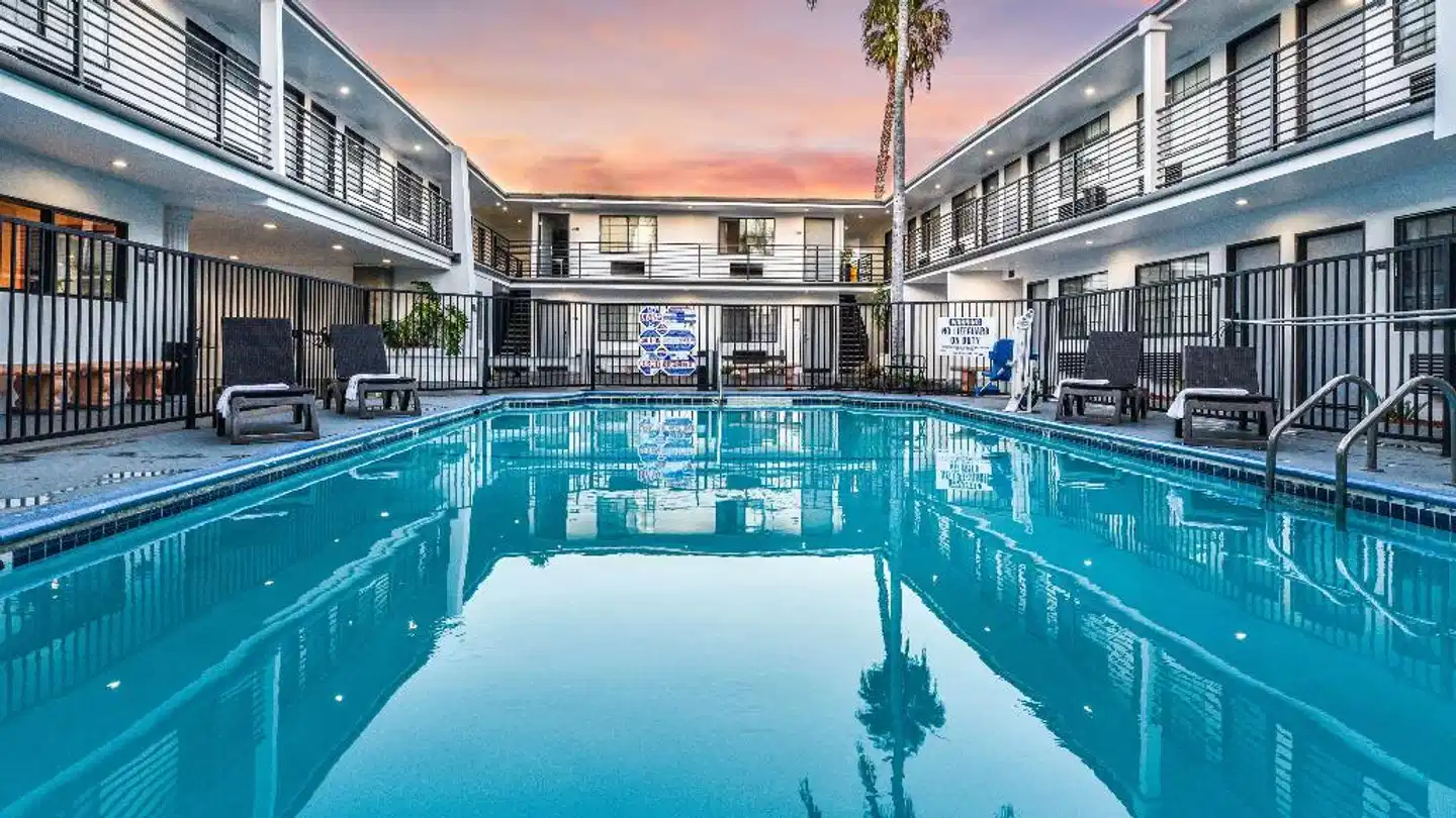 Sunset West Hotel, SureStay Collection By Best Western Hallenbad