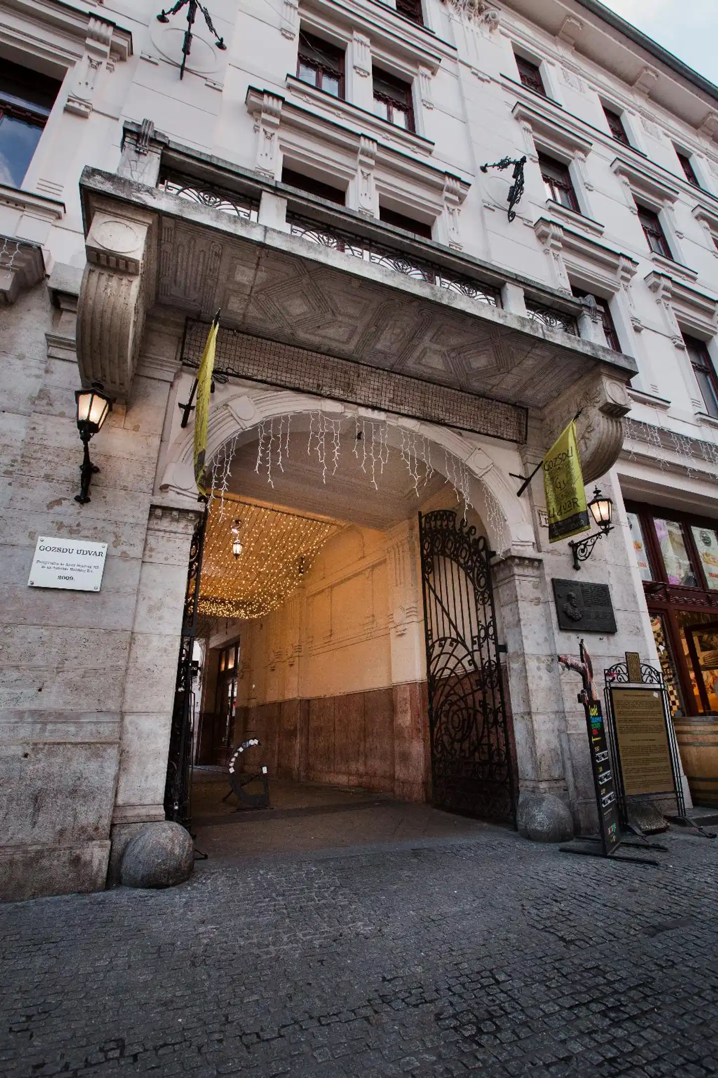 Gozsdu Court Aparthotel Aussenansicht