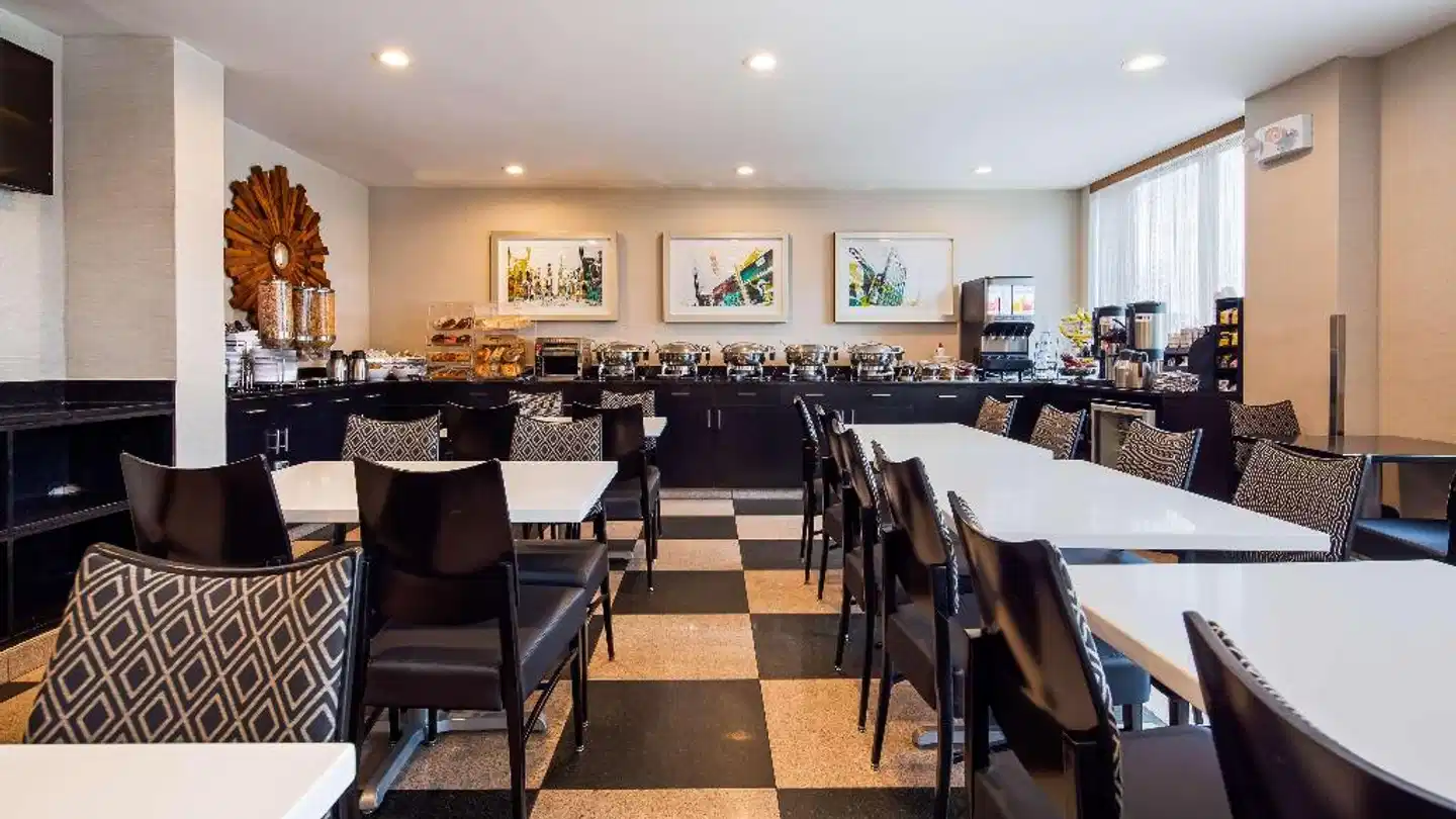 Best Western Plus Plaza Hotel Bar