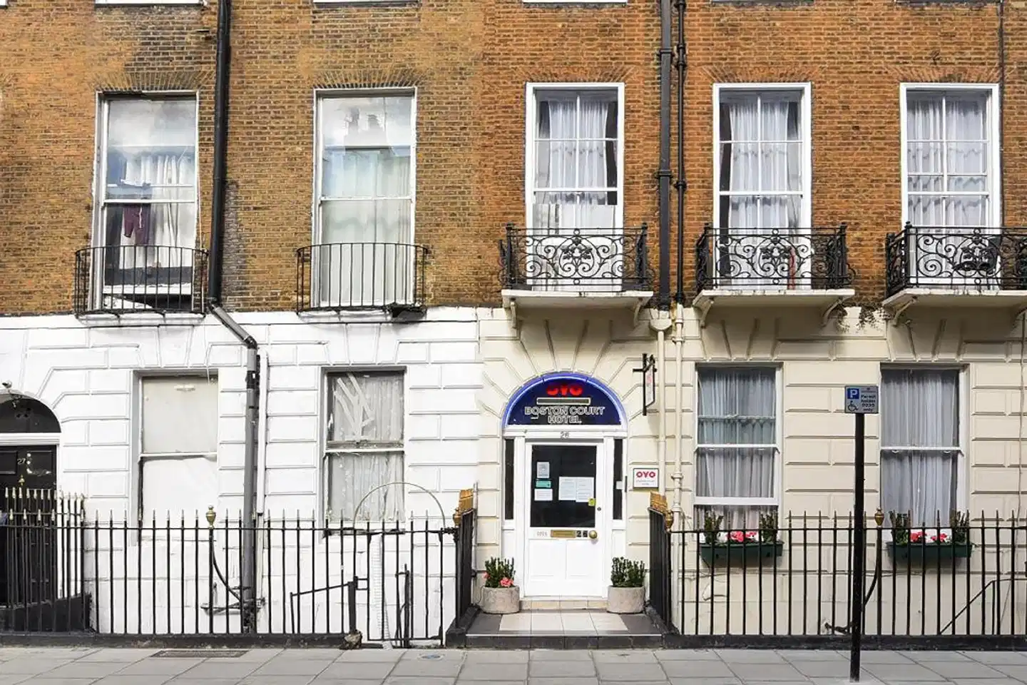 Boston Court Hotel Aussenansicht