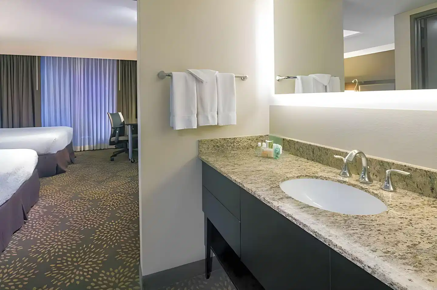 Holiday Inn & Suites Phoenix Airport Badezimmer