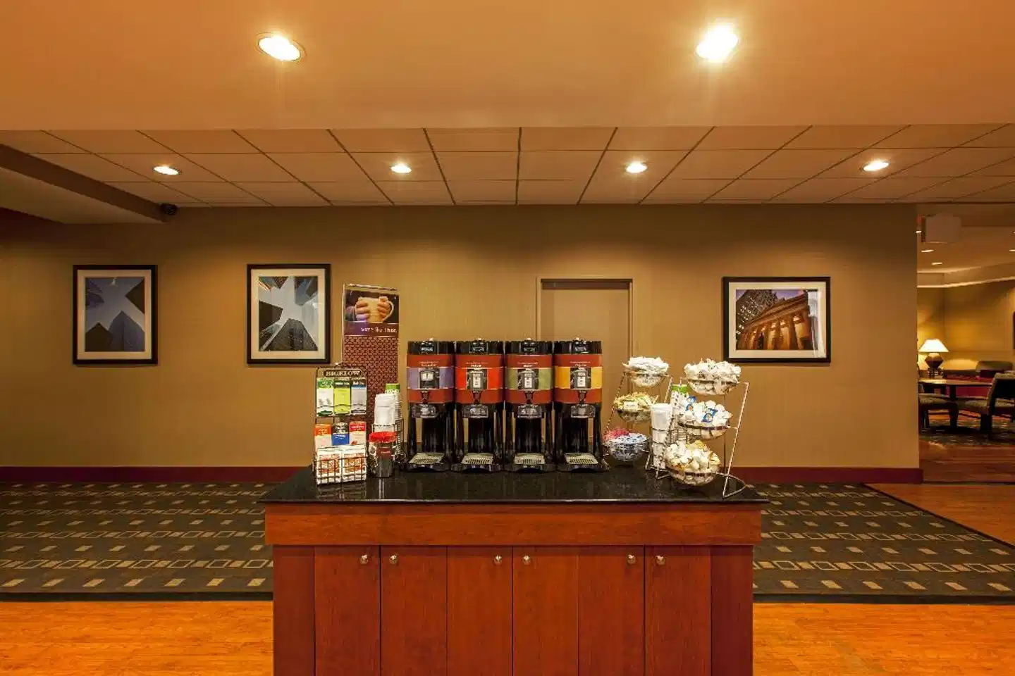 Hampton Inn New York - LaGuardia Airport Bar