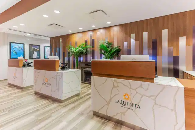 La Quinta Inn & Suites by Wyndham Chicago Downtown Lobby