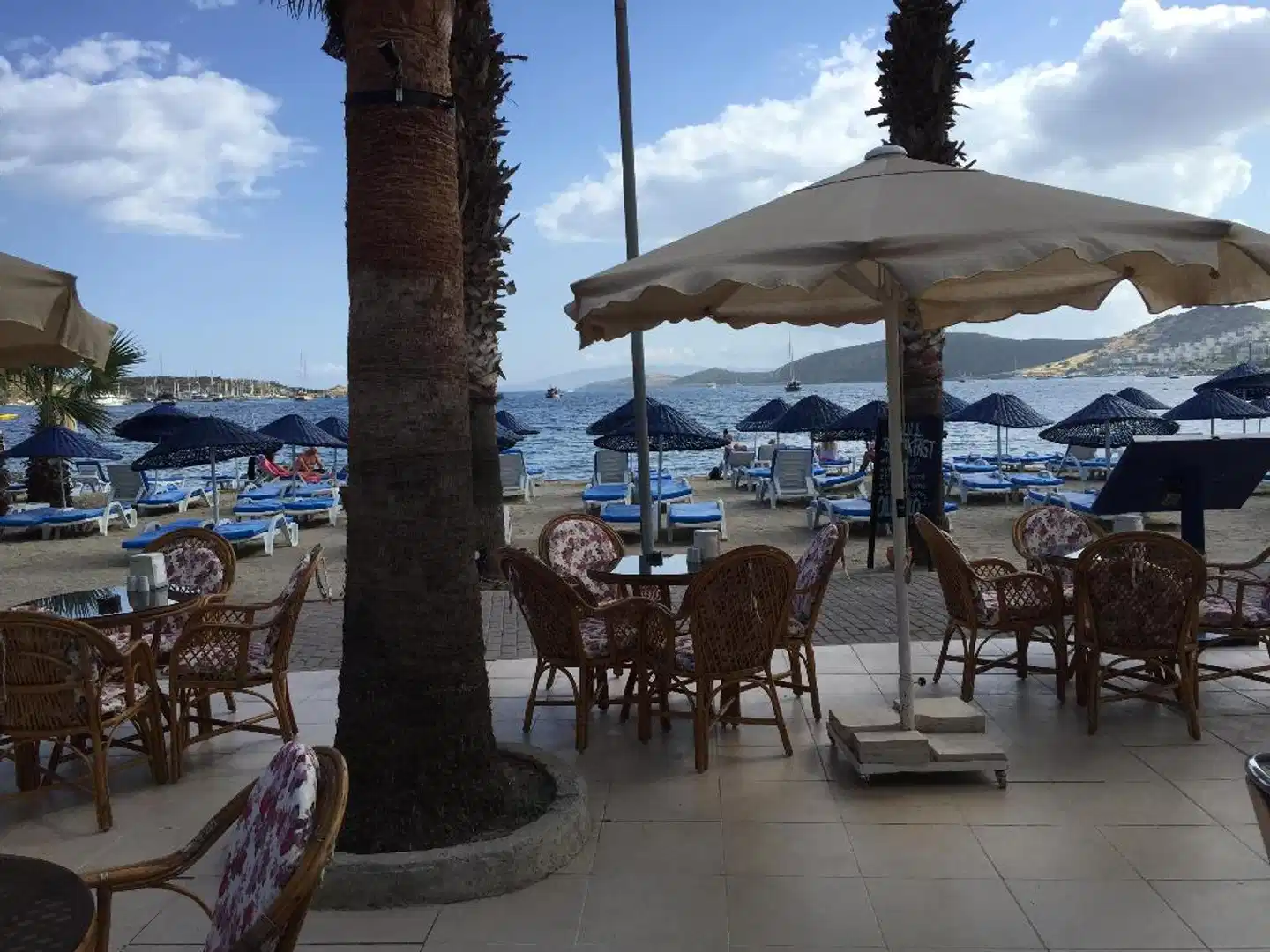 Nagi Beach Hotel Terrasse